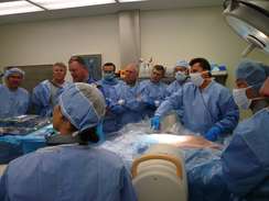 الدكتور شوبرت خلال ورشة العمل مع المتخصصين الأمريكيين المهتمين بالعمود الفقري